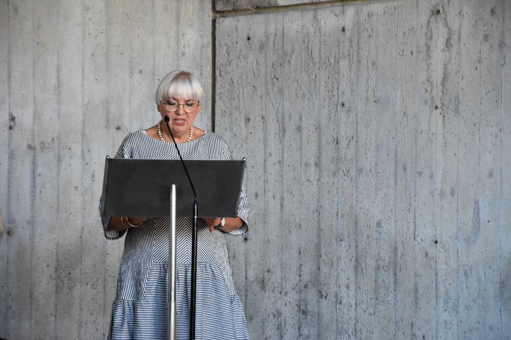 Kulturstaatsministerin Claudia Roth Zeigt Tiefen Respekt Für Das ...